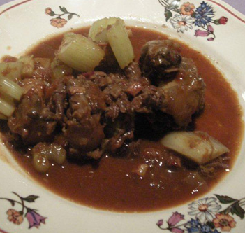 Ossenstaart met salie en rode wijn